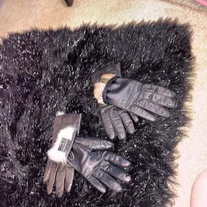 2 pairs of Wilson’s Vintage Leather Gloves Lined with Rabbit Fur (Small Women's)